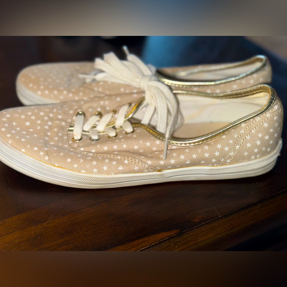 Tommy Hilfiger Women’s 8. Gold and Tan Cute Starry shoes